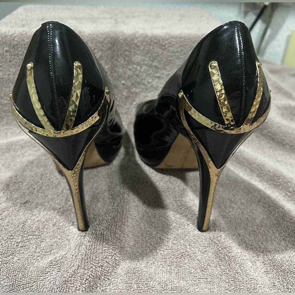 Vince Camuto black and gold peep toe pumps size 9.5/39.5